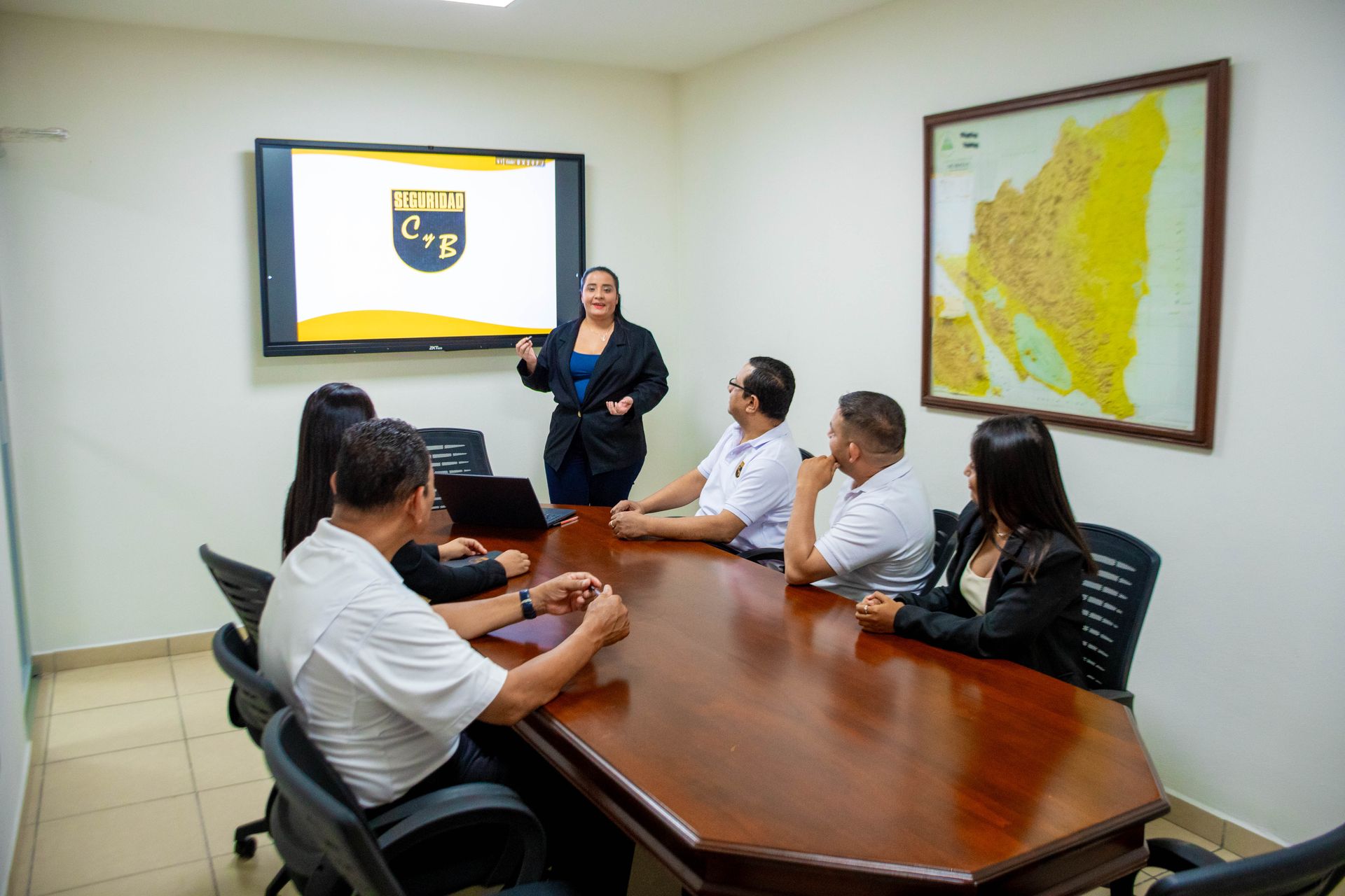 Operador gestionando plataforma de monitoreo